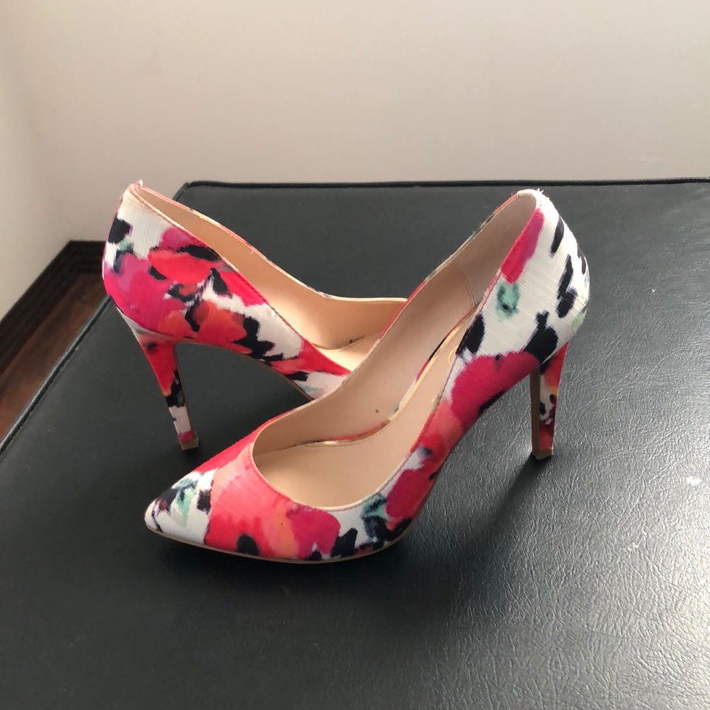 Jessica simpson flower pattern pump